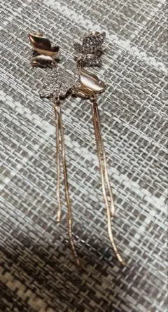 蝶モチーフ ロングピアス ストーン付き