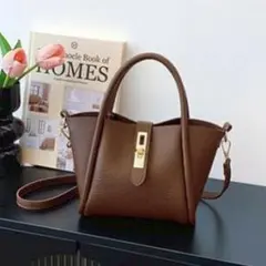 ショルダーバッグ　カバン　茶色　ブラウン　ゴールド　ハンドバッグ　万能　秋冬