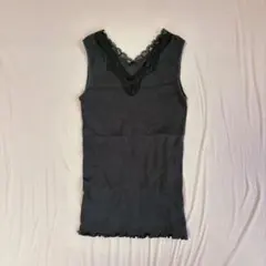 レース付き黒タンクトップ