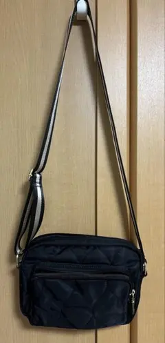 黒いキルティングショルダーバッグ