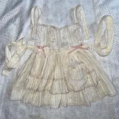 レース装飾付き　クリーム色エプロン