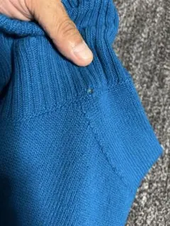 青いニットセーター（小さな穴あり）確認用