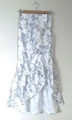 新品【小さいサイズ】グレイルGRLオフ白花柄アシンメトリーフリルギャザースカート
