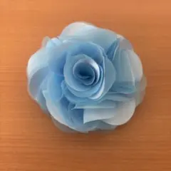 水色の花型コサージュ