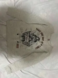 イラスト入りグレー長袖トレーナー