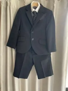 黒いフォーマルスーツ 110cm ショートパンツ付き