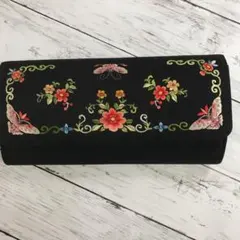 花模様のクラッチバッグ