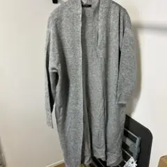 グレーのロングカーディガン