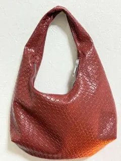 赤い編み込みデザインショルダーバッグ