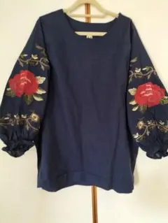薔薇の刺繍がおしゃれなブラウス