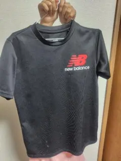 new balance ブラック シャツ
