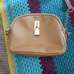 ベージュ ショルダーバッグ ジッパー付き