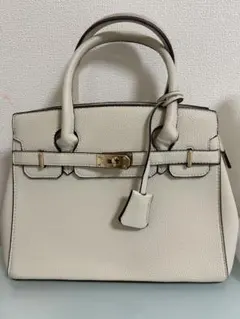 ホワイトフラップ付きハンドバッグ