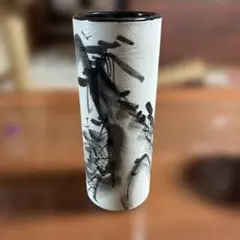 【花瓶】墨絵風の模様が描かれた陶磁器製の花瓶（フラワーベース）