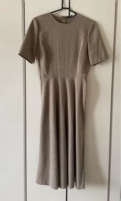 新品未使用タグ付き　ZARA 半袖ワンピース　ベージュ　　ロングワンピース　Sのサムネイル