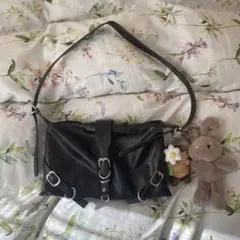 黒いレザーショルダーバッグ