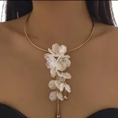 大ぶり ホワイト 花チョーカー　エレガント 揺れる ウエディング ブライダル