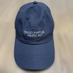 FOSSILS DON'T LIE PEOPLE DO キャップ グレー