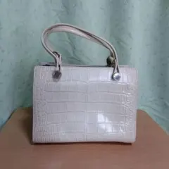 cat in the closet バック　白系