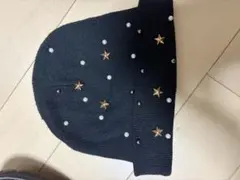 星型装飾の黒ニット帽