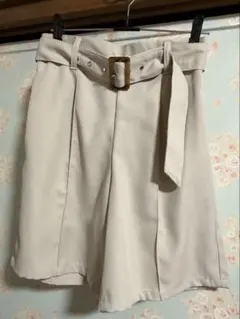 ベージュ ベルト付き ワイドパンツ