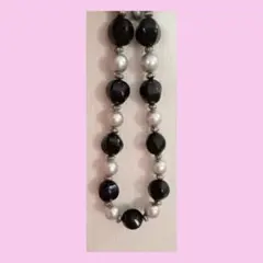 黒と銀色のビーズネックレス 個性派