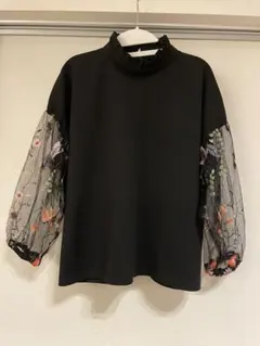 黒ブラウスカットソー　袖花刺しゅう　Lサイズ
