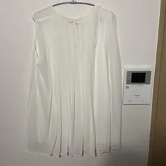 ホワイト プリーツ ノースリーブシャツ