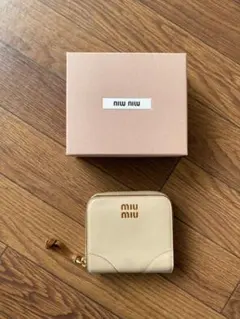 ミュウミュウ　財布　二つ折り　miumiuのおまけ付きのサムネイル