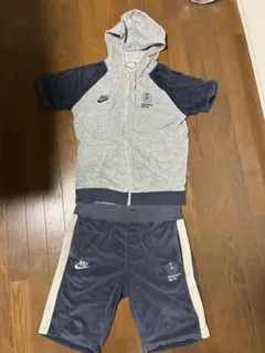 Nike フード付きジャージとショートパンツ　セットアップ
