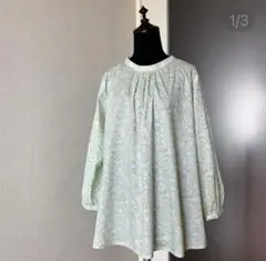 スワロフスキー様専用】新品 リバティ スモッキング刺繍ブラウス 前