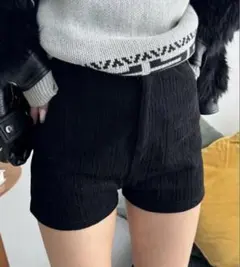 SHAGGIE モノグラムタイトハイウエストショートパンツのサムネイル