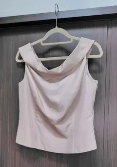 オフショルダー ベージュ ノースリーブ トップス