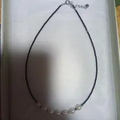 エレガントな黒ビーズとパールのチョーカー