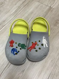 クロックス キャラクター付きサンダル グレー/イエロー　J1 20センチ