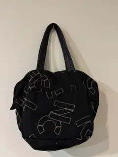 クレッシェントのロゴ刺繍デザイン 黒 ハンドバッグ