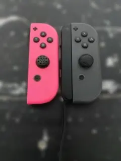 ピンクと黒のJoy-Conコントローラー