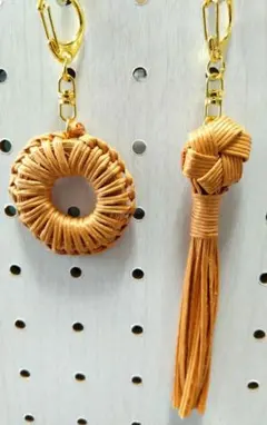 ハンドメイドクラフトバンドドーナツ型とタッセル型キーホルダー2個セット