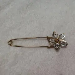花形　クリスタル　装飾　大きい　ピン