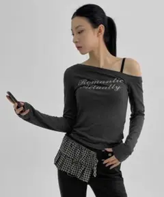 BLACK UP ローウェリーレタリングアンバランスオフショルTシャツ