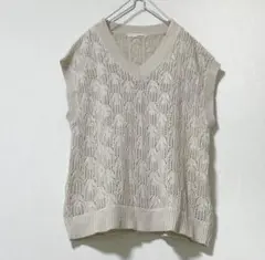 Vネックの透かし編みゆるっとニットベスト