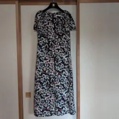 エポカ★美品★黒地に 花柄 ノースリーブ★肩リボンワンピースのサムネイル