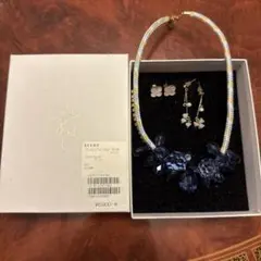 パーティードレスに最適　ビーズとクリスタルのネックレスとピアスセット