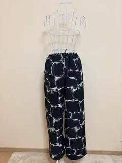 AZUL /ワイドパンツ ブラックとホワイト模様