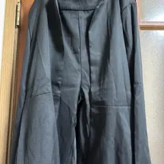 黒 スラックス シンプルデザイン