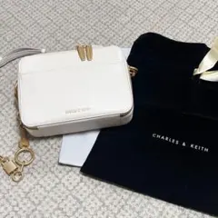 CHARLES & KEITH　ロック&キーチェーン　ハンドルバッグ　ホワイト