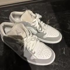 グレー スニーカー