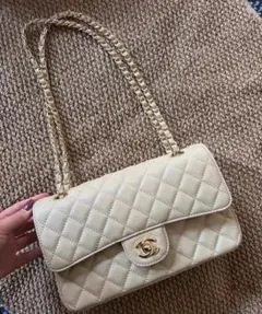 ベージュカラーのひし形キルティングショルダーバッグです。