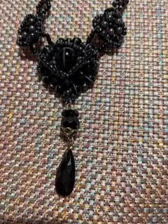 エレガントな黒いビーズネックレス