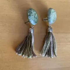 ピアス タッセル アンティーク風 メタル グリーン 天然石風